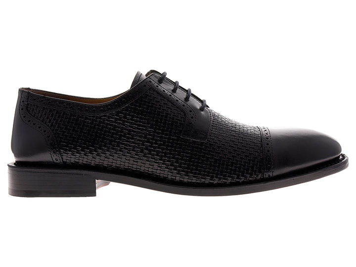 Zapato Oxford de cuero negro para hombre con cuerpo tejido y punta lisa brillante.