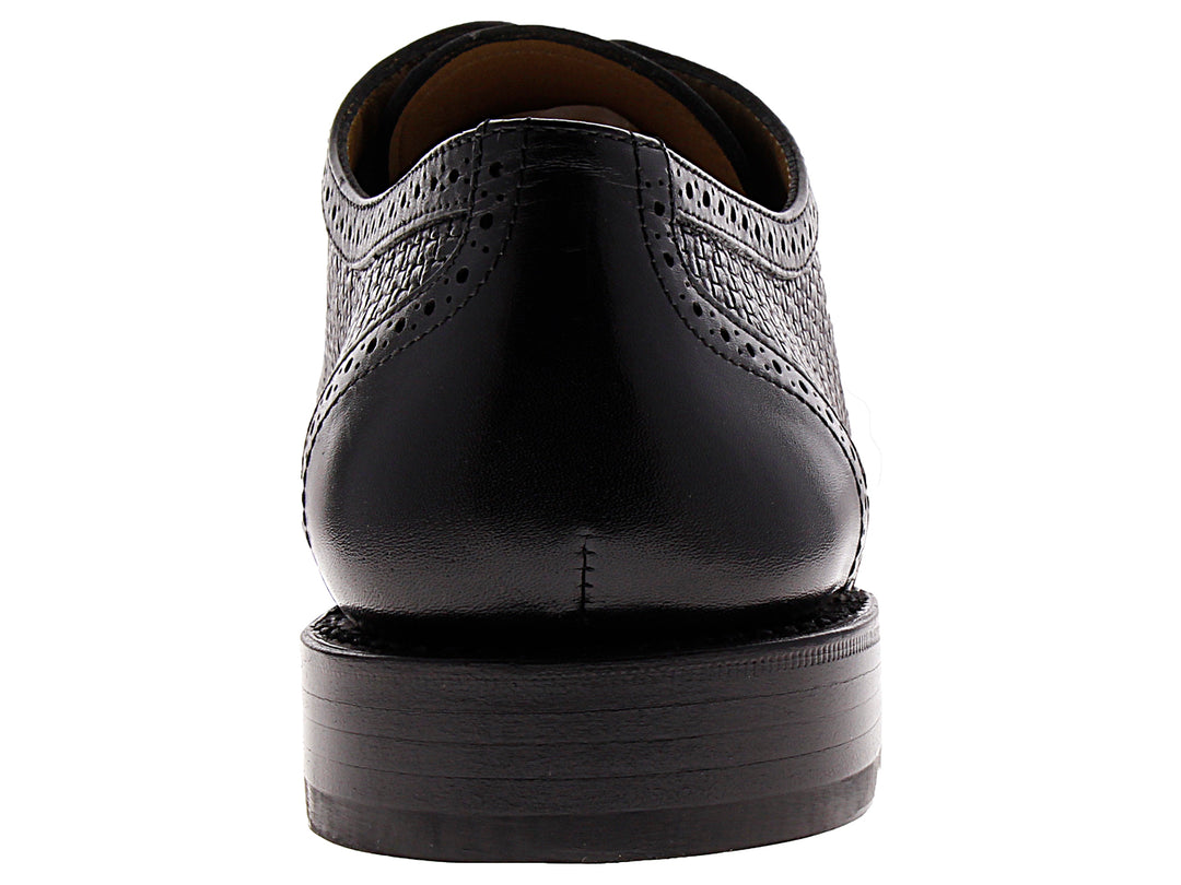 Zapato Oxford de cuero negro para hombre con cuerpo tejido y punta lisa brillante.