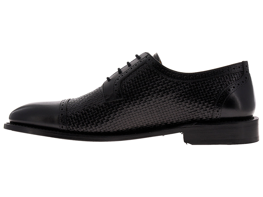 Zapato Oxford de cuero negro para hombre con cuerpo tejido y punta lisa brillante.