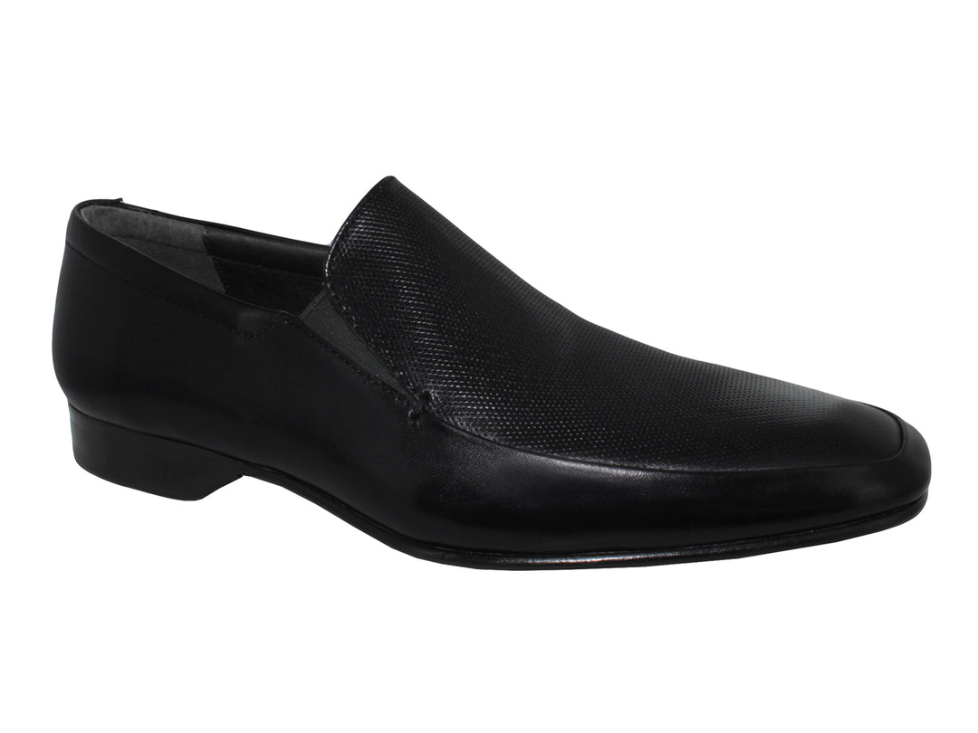 Zapato slip-on color negro para hombre con detalle perforado en la parte superior.