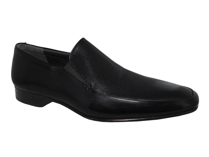 Zapato slip-on color negro para hombre con detalle perforado en la parte superior.