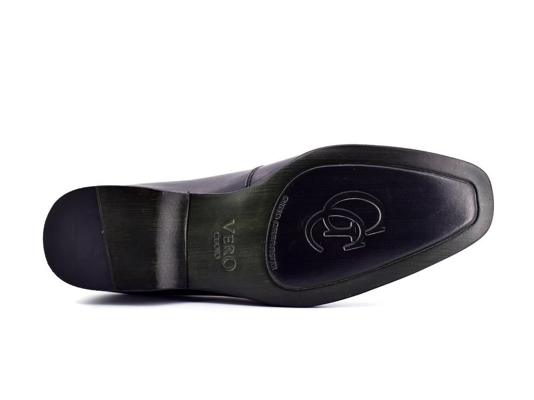 Zapato slip-on color negro para hombre con detalle perforado en la parte superior.