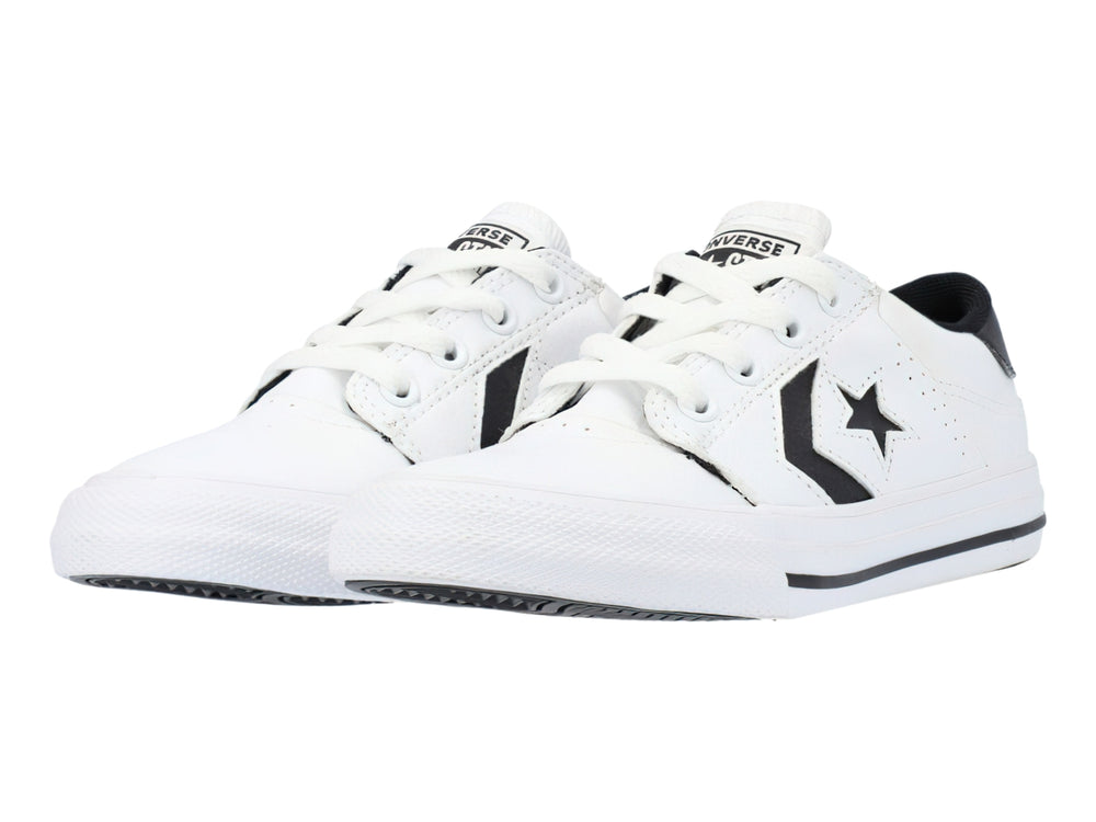 Tenis Converse blancos con detalles en negro, diseño de corte bajo y suela blanca.