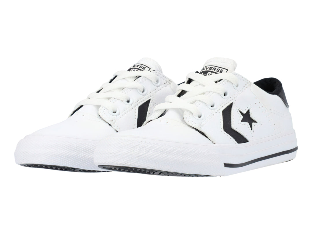 Tenis Converse blancos con detalles en negro, diseño de corte bajo y suela blanca.