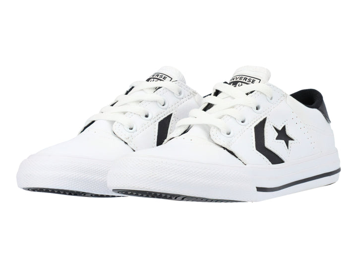 Tenis Converse blancos con detalles en negro, diseño de corte bajo y suela blanca.