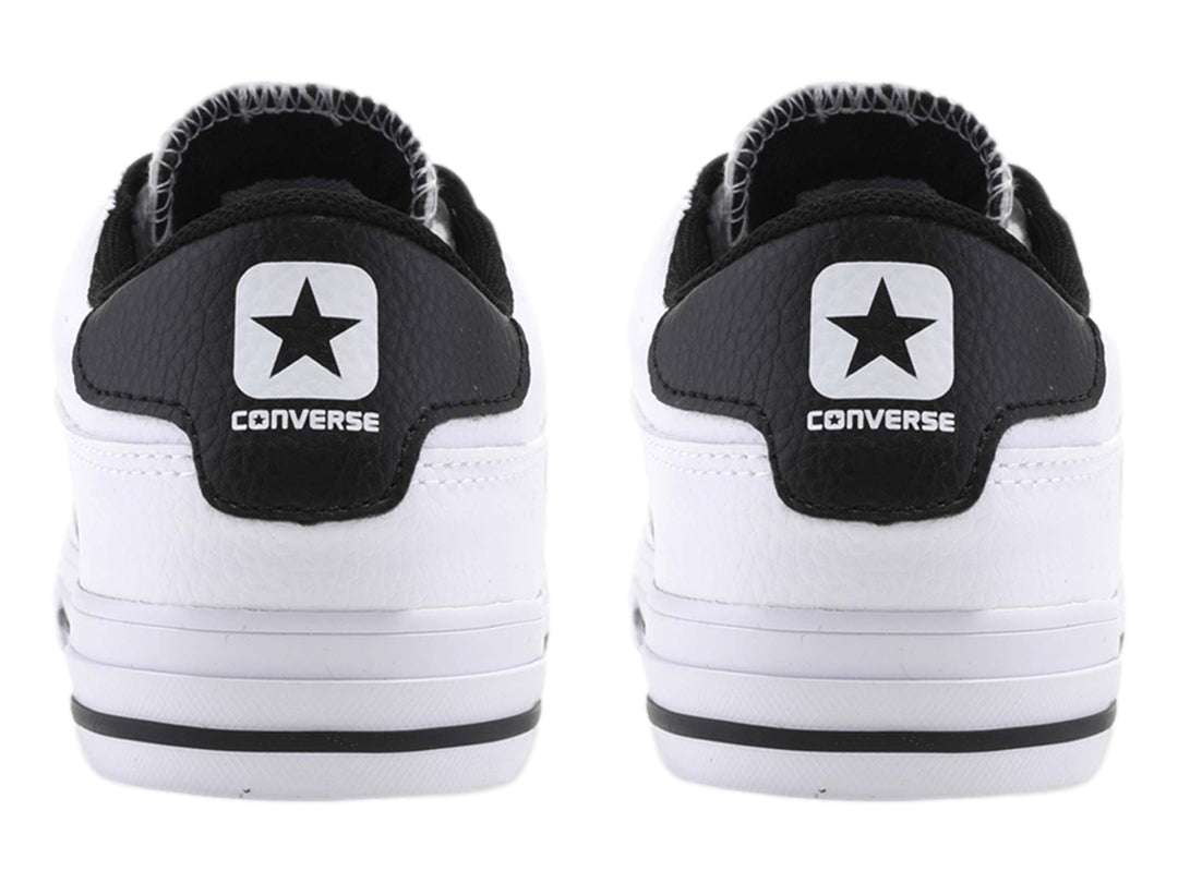 Tenis Converse blancos con detalles en negro, diseño de corte bajo y suela blanca.