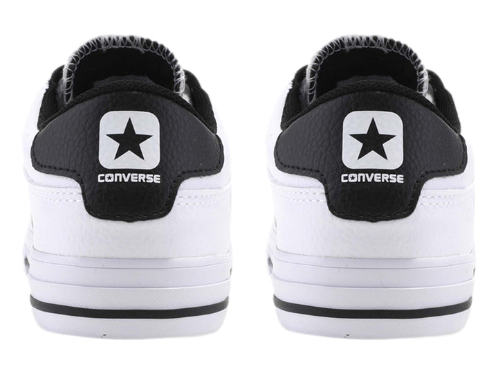 Tenis Converse blancos con detalles en negro, diseño de corte bajo y suela blanca.