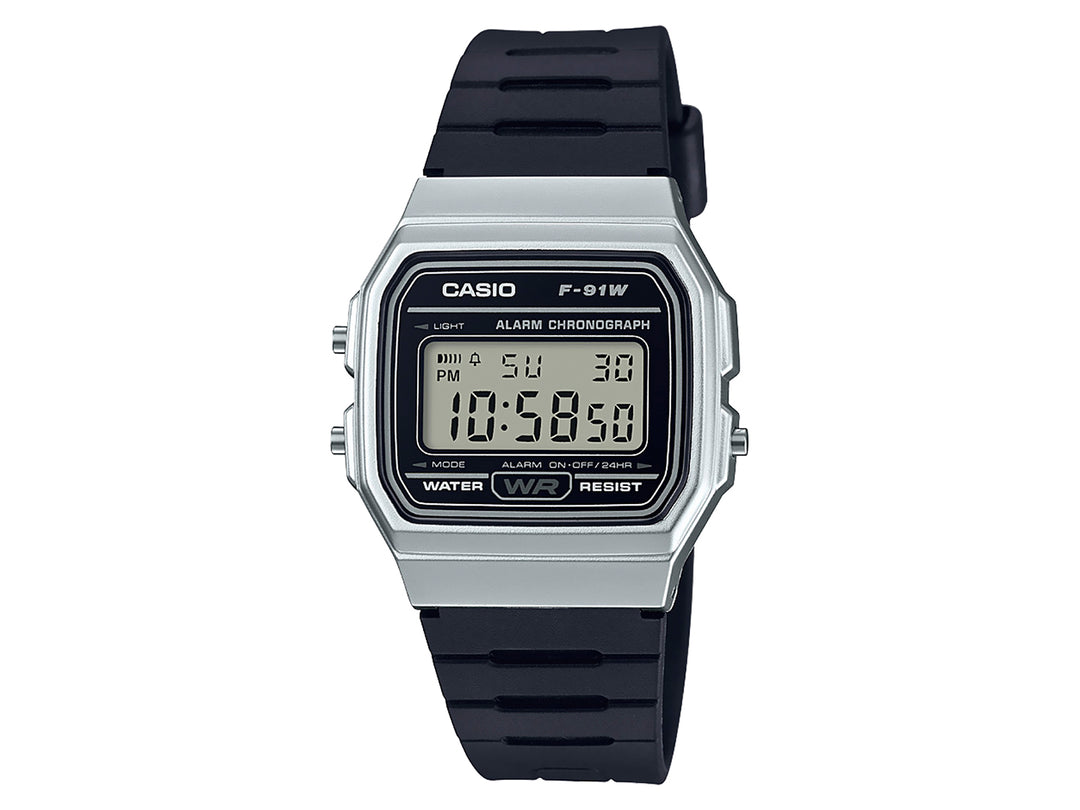 Reloj digital Casio F-91W con correa de resina negra y bisel plateado sobre fondo blanco.