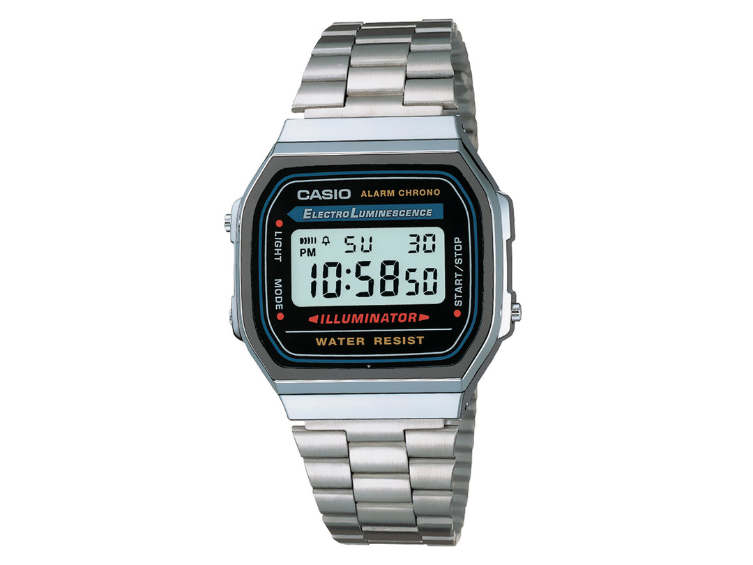 Reloj digital Casio color plata con correa de acero inoxidable y pantalla digital negra.
