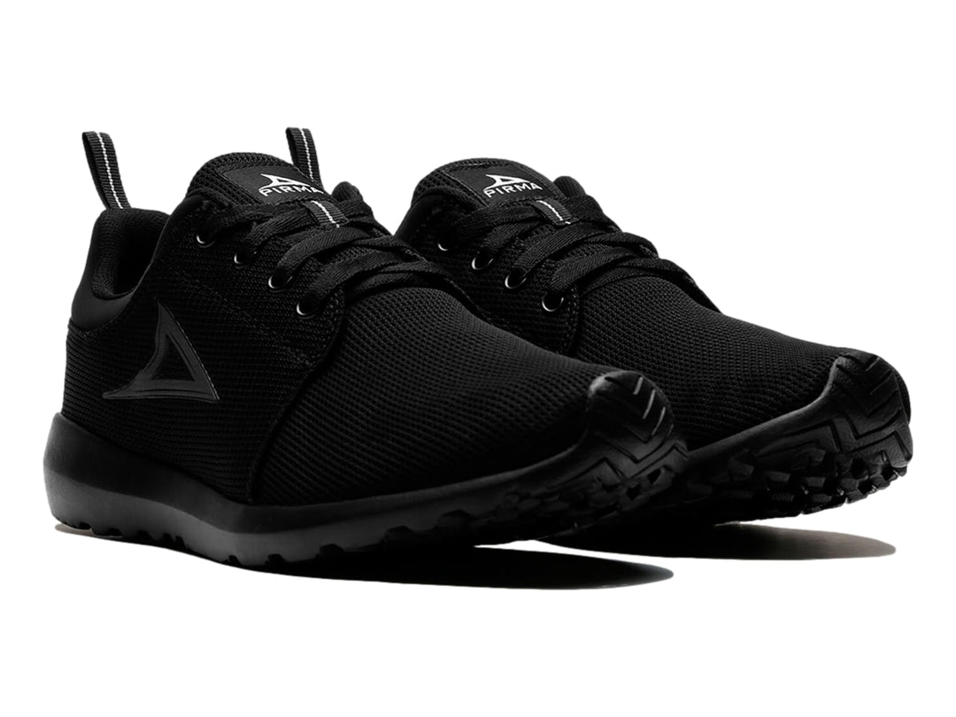 Par de tenis deportivos color negro marca Pirma con tejido de malla y suela texturizada.