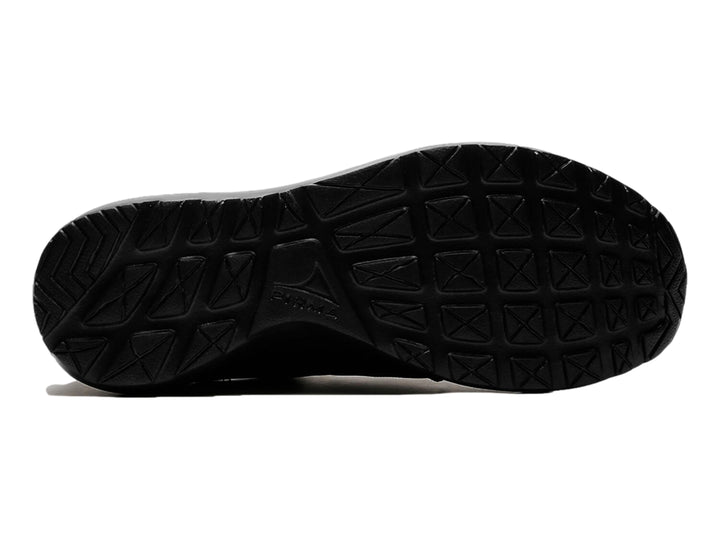 Par de tenis deportivos color negro marca Pirma con tejido de malla y suela texturizada.