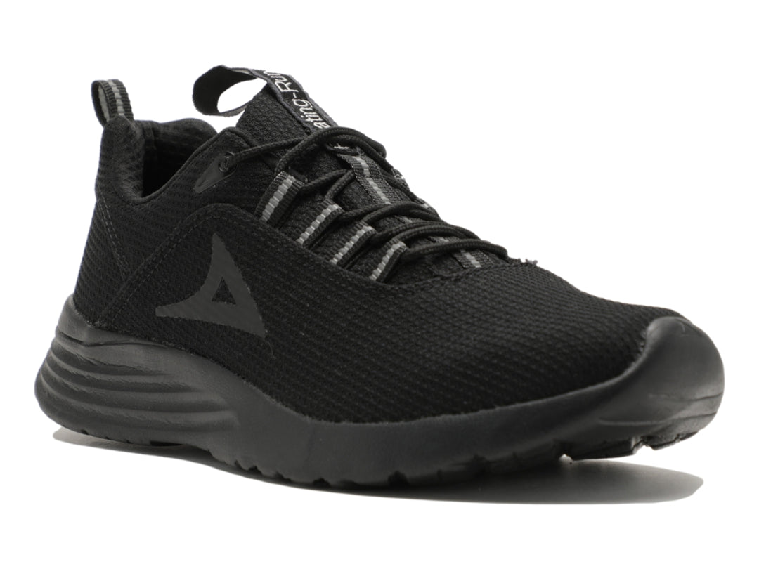 Tenis deportivos Pirma de color negro con suela gruesa y tejido de malla.