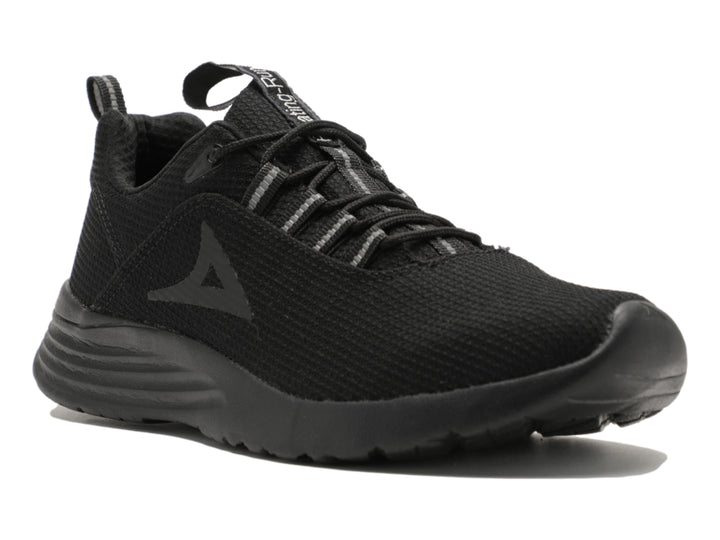 Tenis deportivos Pirma de color negro con suela gruesa y tejido de malla.
