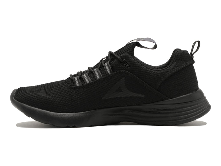 Tenis deportivos Pirma de color negro con suela gruesa y tejido de malla.
