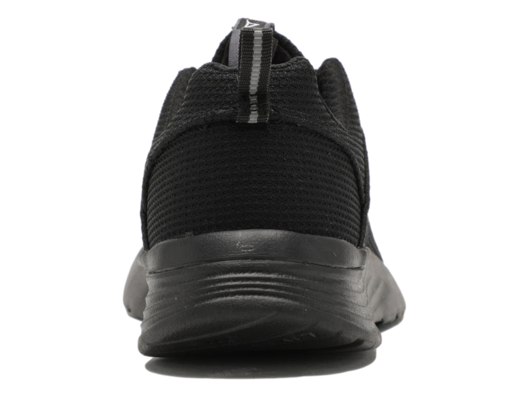 Tenis deportivos Pirma de color negro con suela gruesa y tejido de malla.
