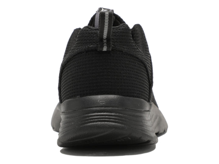 Tenis deportivos Pirma de color negro con suela gruesa y tejido de malla.