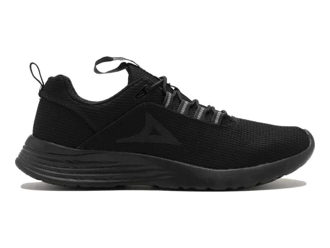 Tenis deportivos Pirma de color negro con suela gruesa y tejido de malla.