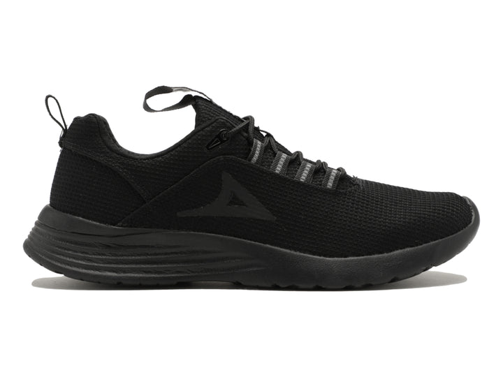 Tenis deportivos Pirma de color negro con suela gruesa y tejido de malla.