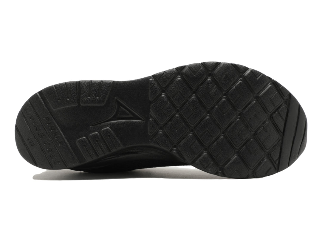 Tenis deportivos Pirma de color negro con suela gruesa y tejido de malla.