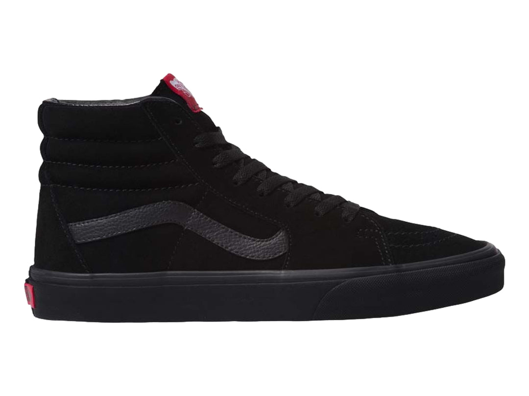Tenis VANS Sk8-Hi Core Classic en color negro total con detalles rojos en la lengüeta y talón.