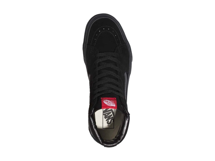 Tenis VANS Sk8-Hi Core Classic en color negro total con detalles rojos en la lengüeta y talón.