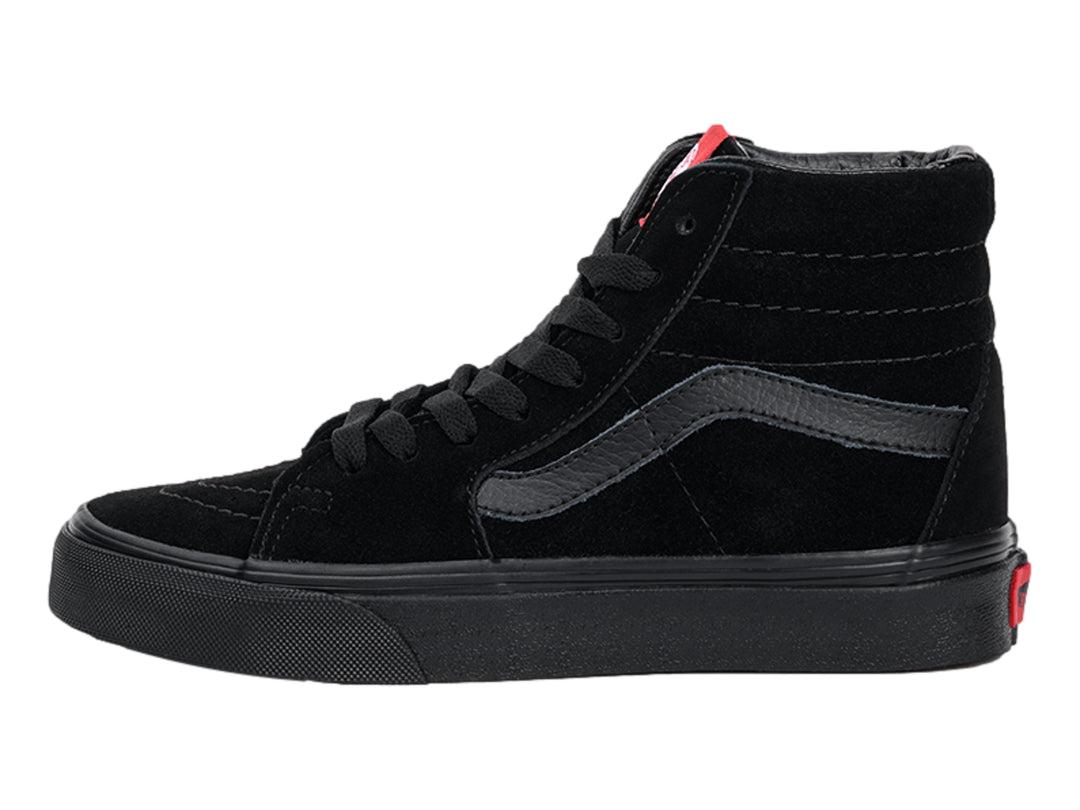 Tenis VANS Sk8-Hi Core Classic en color negro total con detalles rojos en la lengüeta y talón.