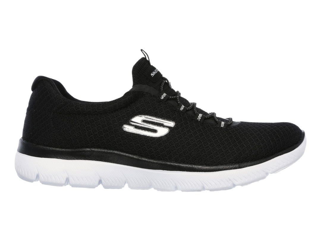 Tenis deportivos Skechers para mujer en color negro con suela blanca.