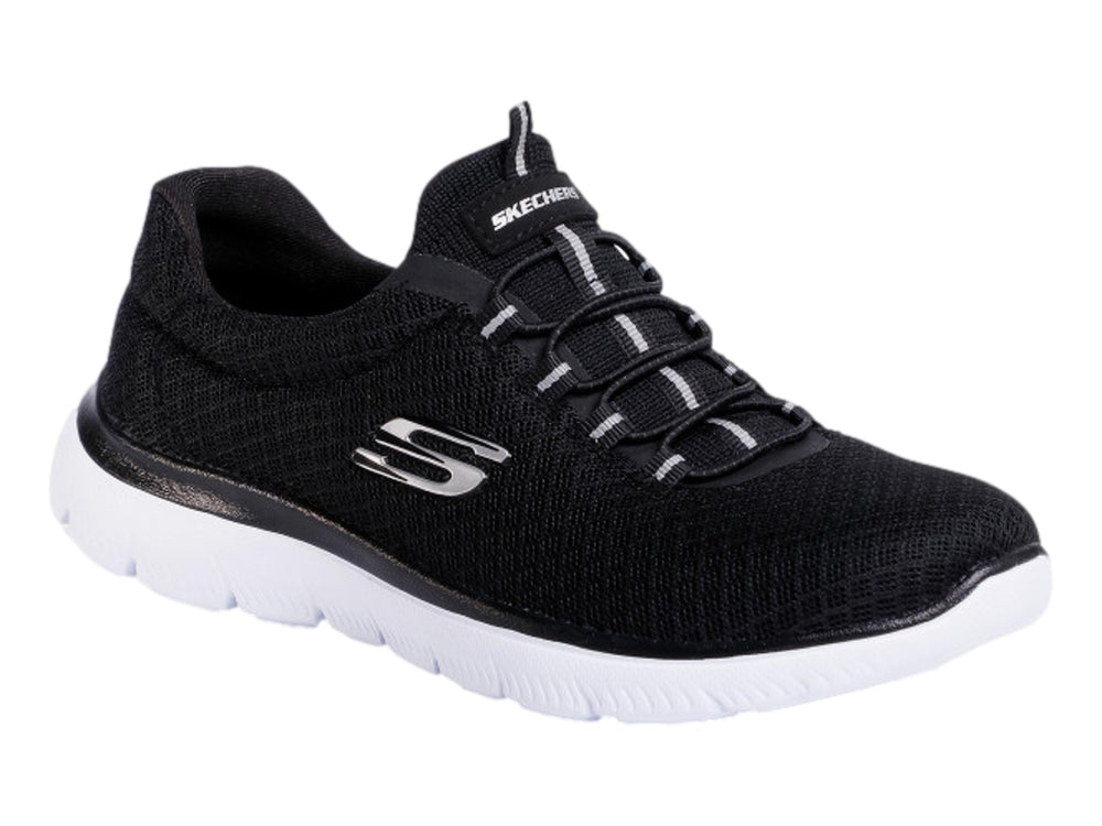 Tenis deportivos Skechers para mujer en color negro con suela blanca.
