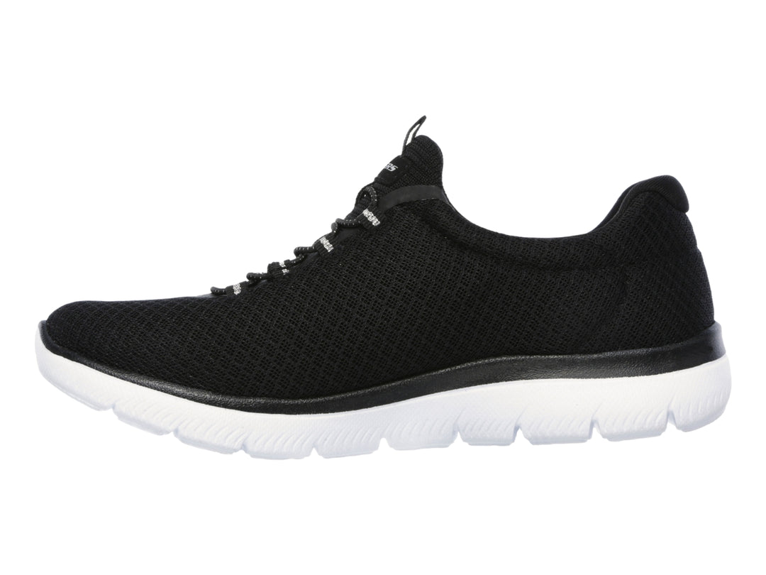 Tenis deportivos Skechers para mujer en color negro con suela blanca.