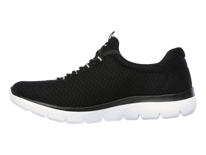 Tenis deportivos Skechers para mujer en color negro con suela blanca.