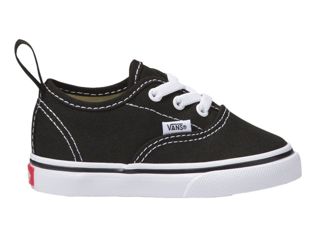 Tenis Vans Authentic negros para niño con agujetas elásticas blancas y suela blanca.