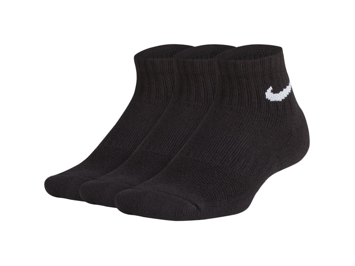 Tres calcetines cortos Nike de color negro con logotipo blanco en el lateral.