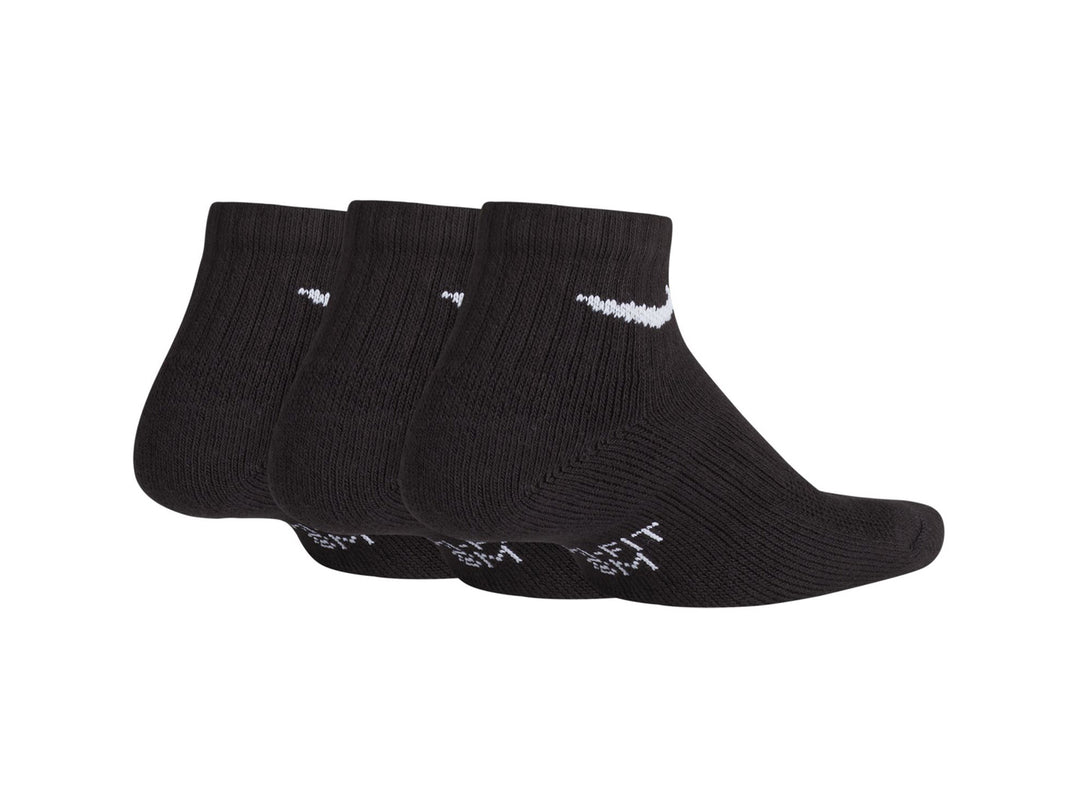 Tres calcetines cortos Nike de color negro con logotipo blanco en el lateral.