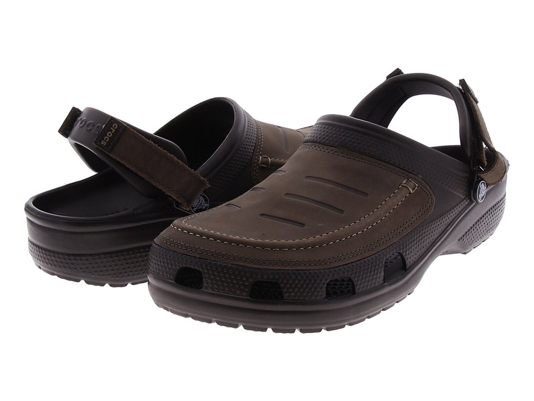 Par de zapatos Clogs Crocs Yukon Vista en color marrón espresso con correa ajustable.