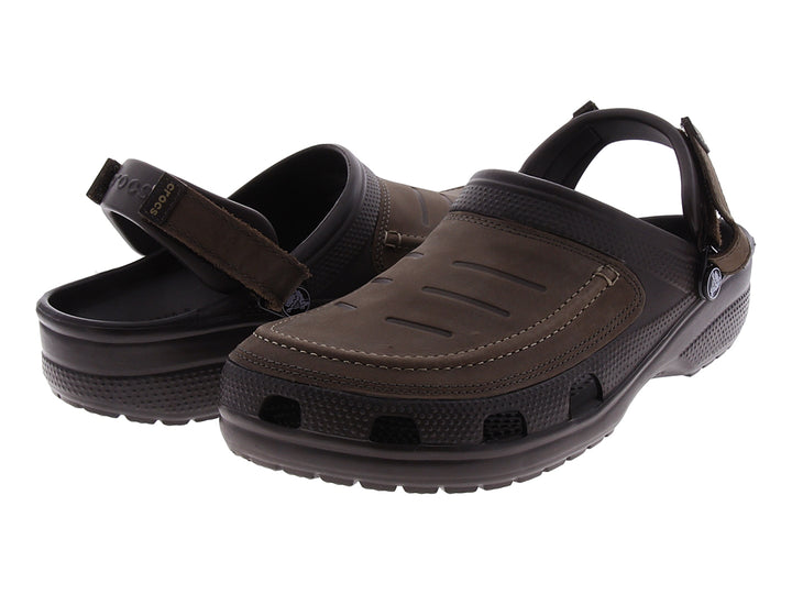 Par de zapatos Clogs Crocs Yukon Vista en color marrón espresso con correa ajustable.
