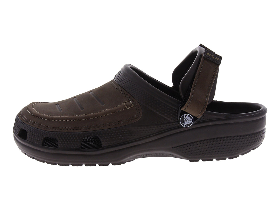 Par de zapatos Clogs Crocs Yukon Vista en color marrón espresso con correa ajustable.