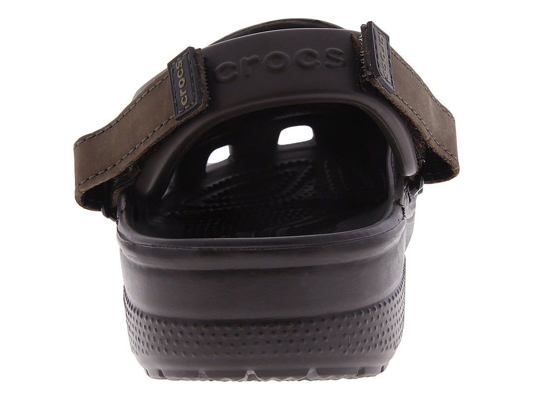 Par de zapatos Clogs Crocs Yukon Vista en color marrón espresso con correa ajustable.
