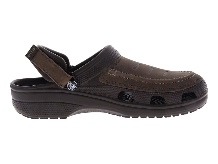 Par de zapatos Clogs Crocs Yukon Vista en color marrón espresso con correa ajustable.
