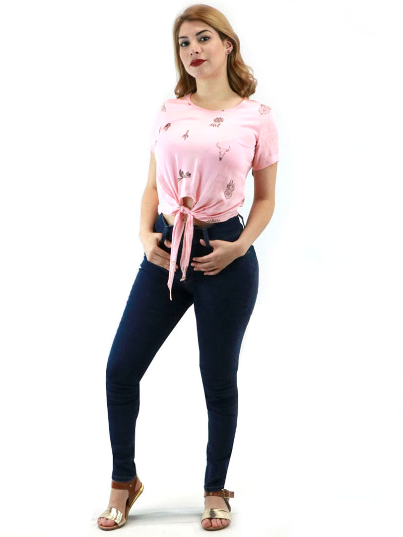 Mujer vistiendo jeans ajustados color azul oscuro con botas negras.