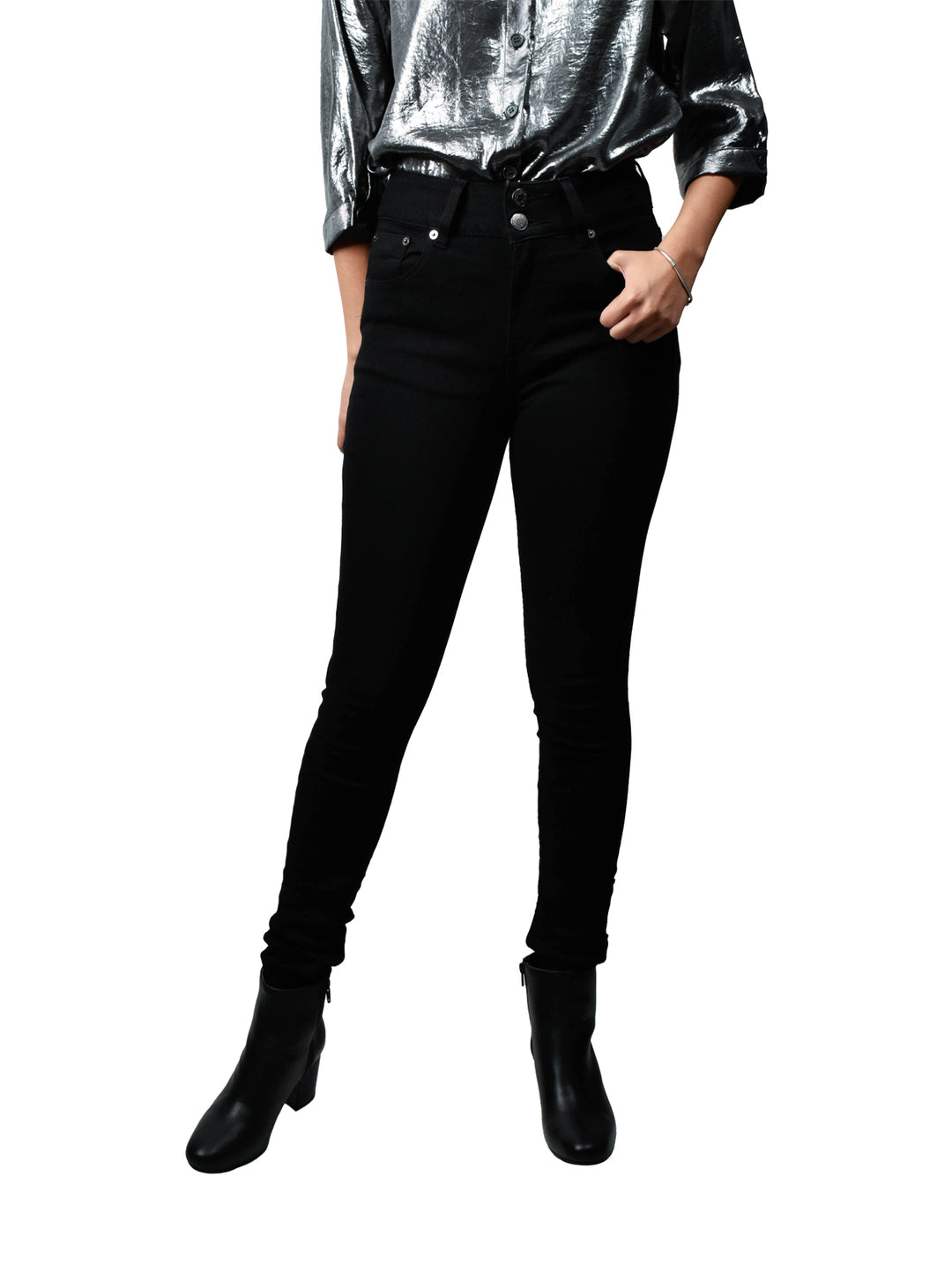 Mujer vistiendo pantalones jeans negros ajustados con acabado satinado y botas negras.