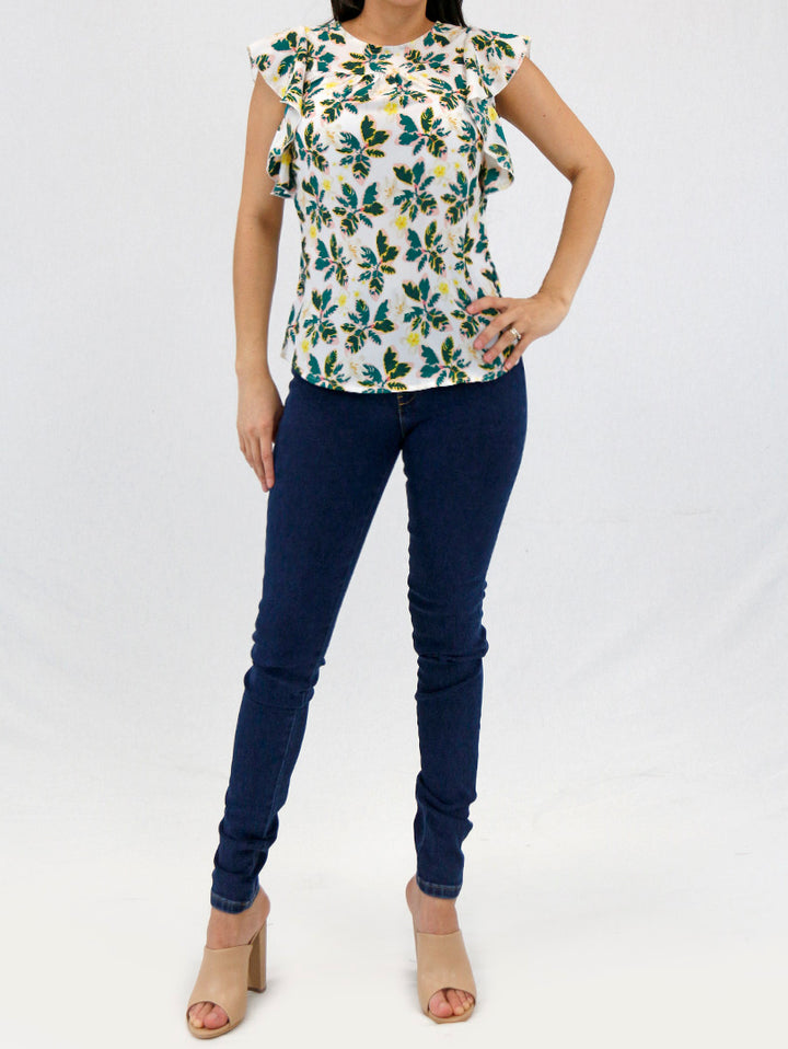Mujer vistiendo jeans ajustados color azul oscuro con tacones beige sobre fondo blanco.
