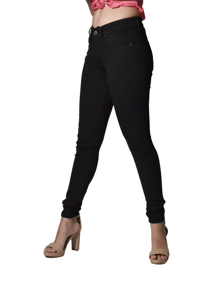 Mujer vistiendo pantalones jeans ajustados color negro.