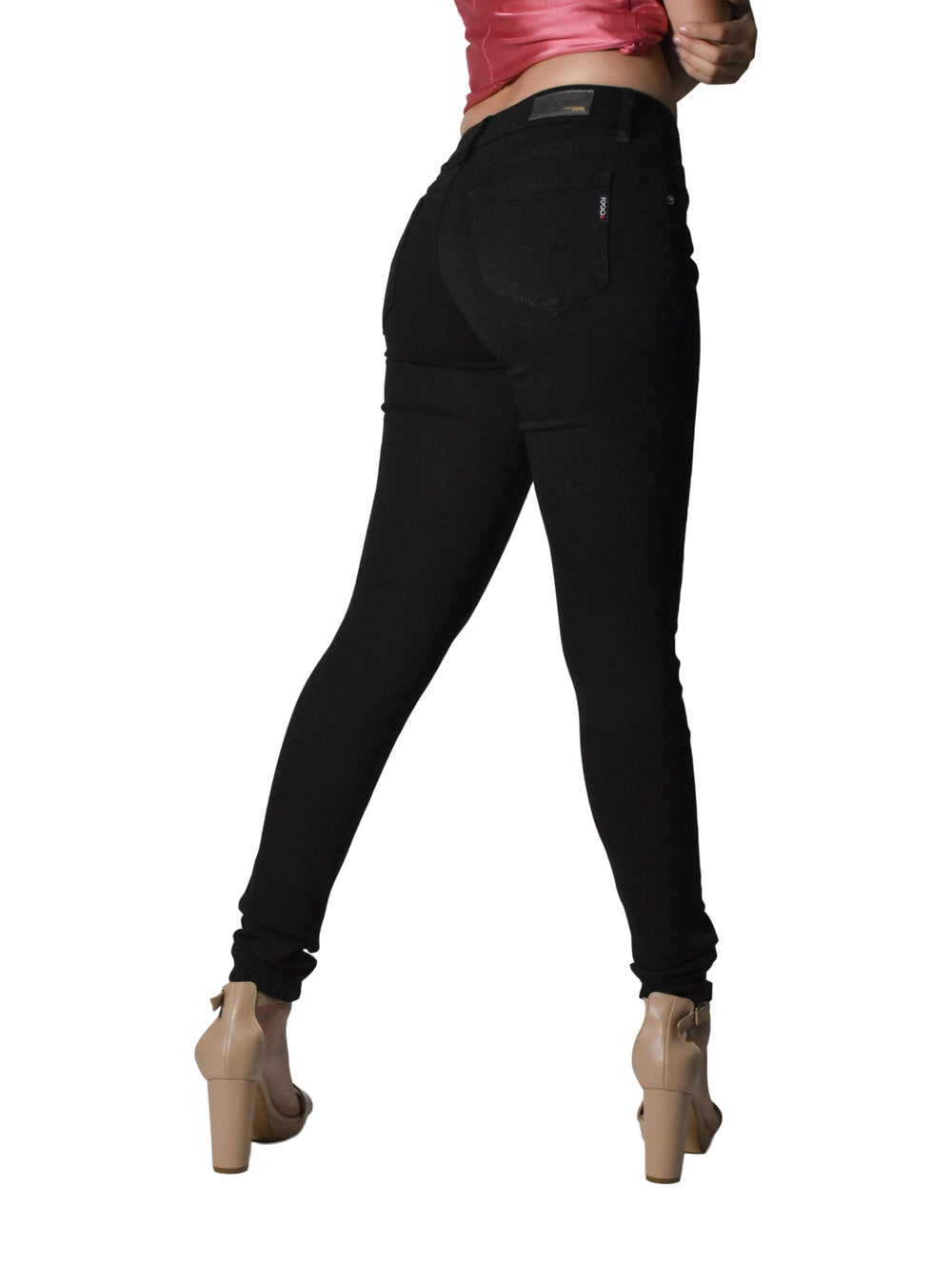 Mujer vistiendo pantalones jeans ajustados color negro.