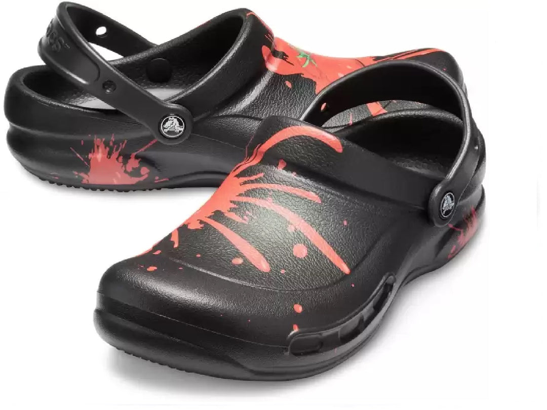 Zuecos Crocs Bistro Graphic color negro con diseño de salpicaduras rojas para hombre.