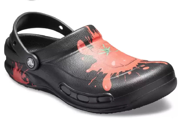 Zuecos Crocs Bistro Graphic color negro con diseño de salpicaduras rojas para hombre.