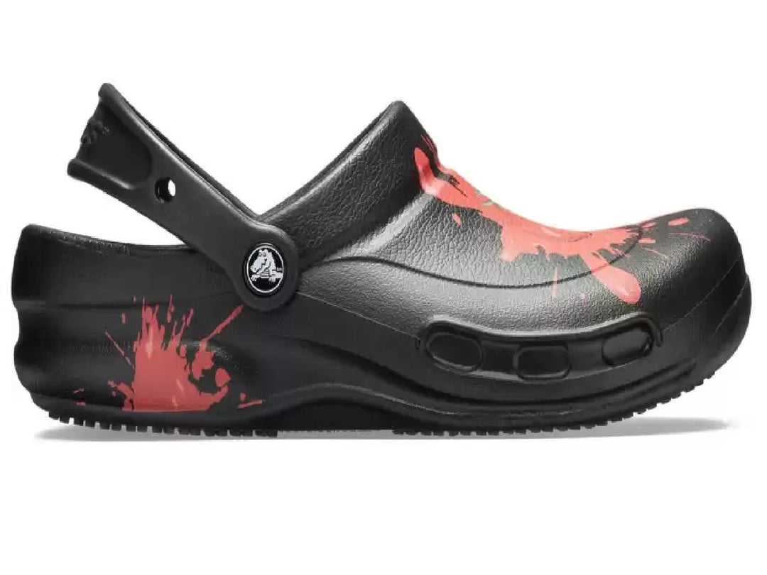 Zuecos Crocs Bistro Graphic color negro con diseño de salpicaduras rojas para hombre.