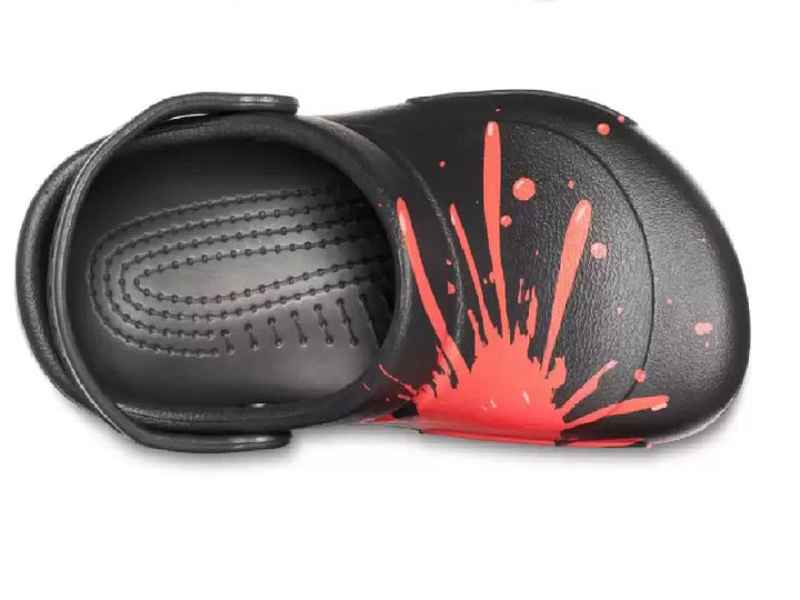 Zuecos Crocs Bistro Graphic color negro con diseño de salpicaduras rojas para hombre.