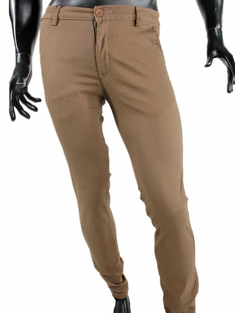 Pantalón color khaki para hombre en un maniquí negro, estilo casual y ajustado.
