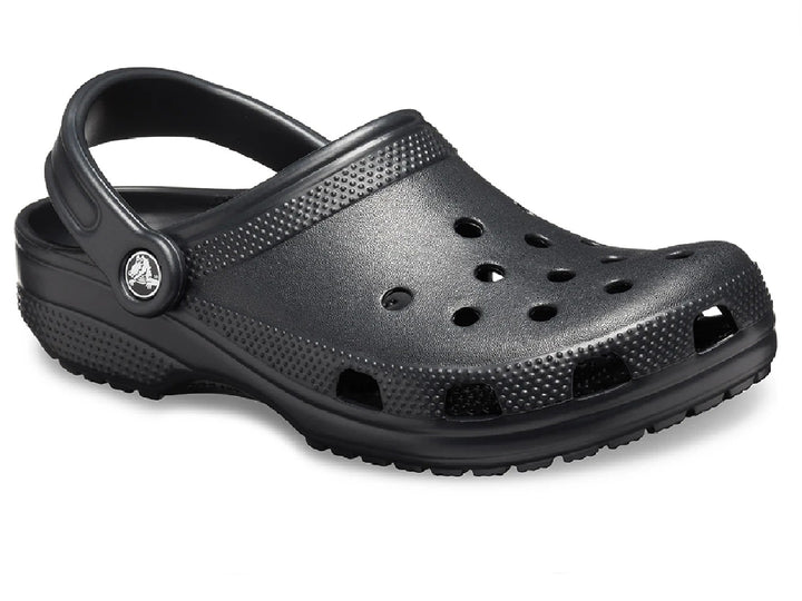 Zuecos Crocs Classic color negro para hombre con correa trasera y orificios de ventilación.