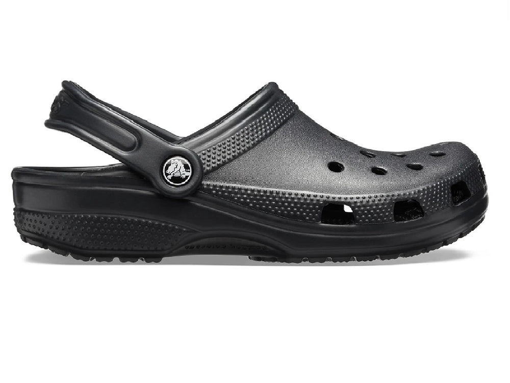 Zuecos Crocs Classic color negro para hombre con correa trasera y orificios de ventilación.